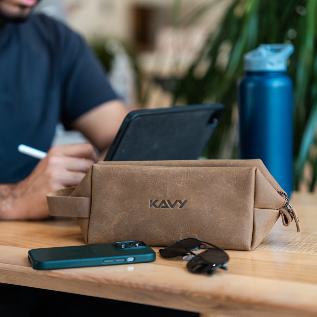 Kavy Leather Pouch Bag (Brown)